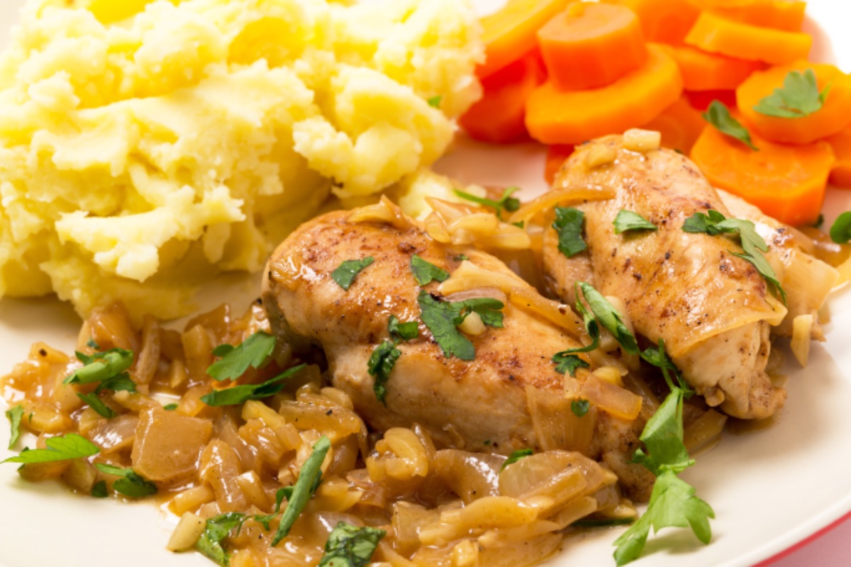 Photo de Poulet Sauté aux Oignons avec Purée de Pommes de Terre