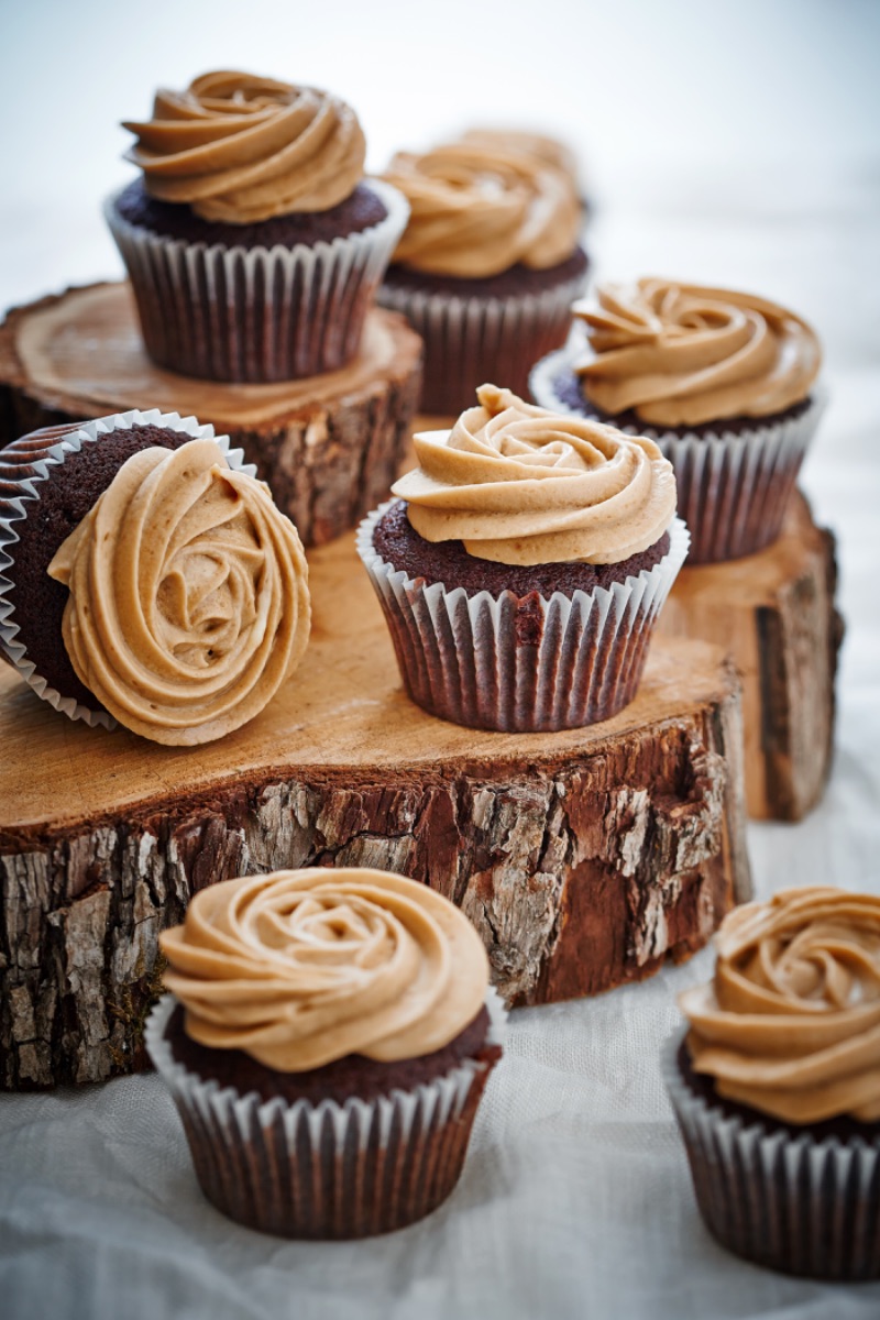 Photo de Cupcakes au chocolat avec glaçage au beurre de cacahuète