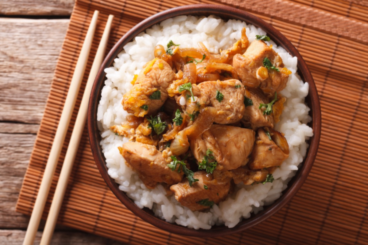 Photo de Poulet Sauté à la Sauce Soja oignons avec Riz