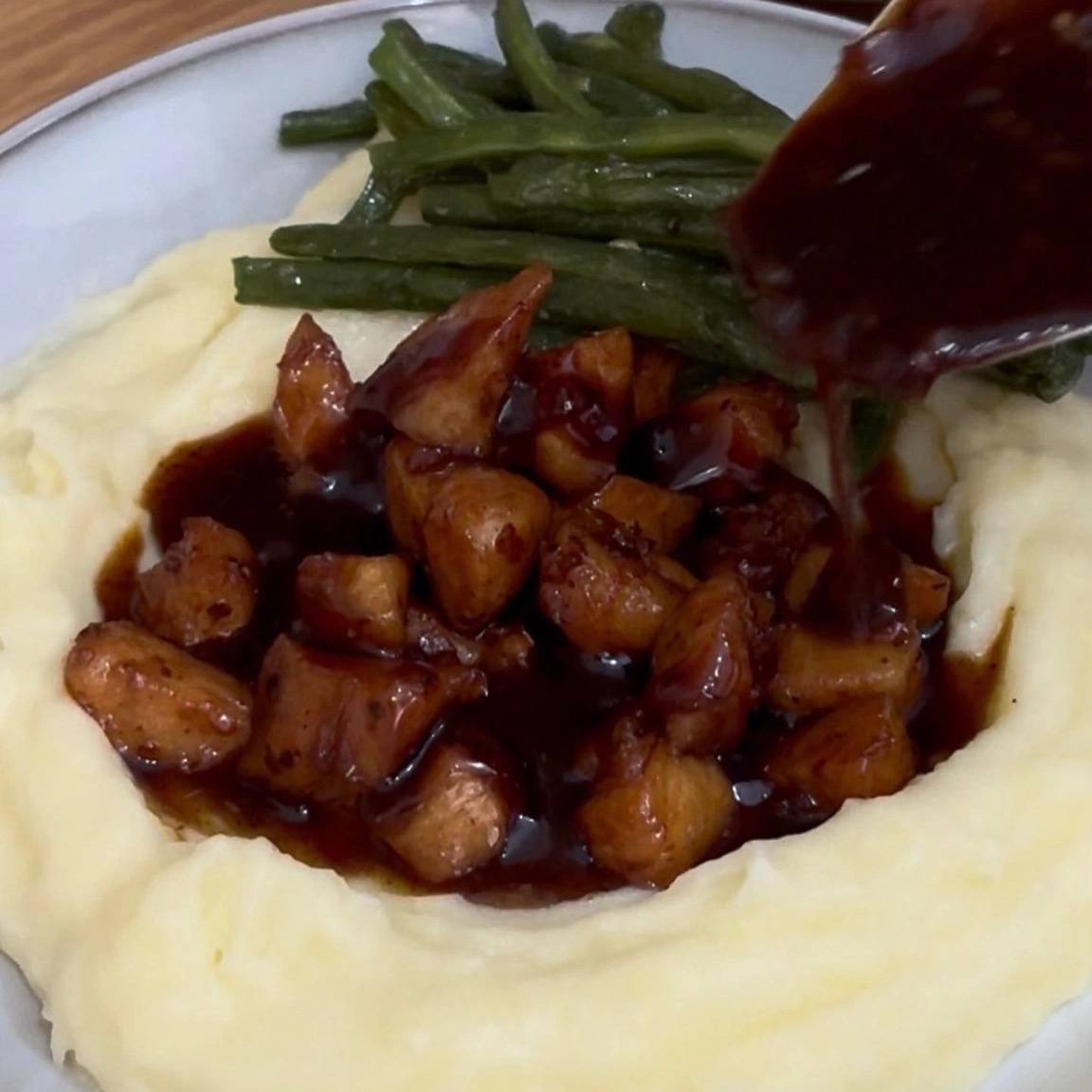 Photo de Recette Poulet à l'Hibiscus avec Purée et Haricots Verts