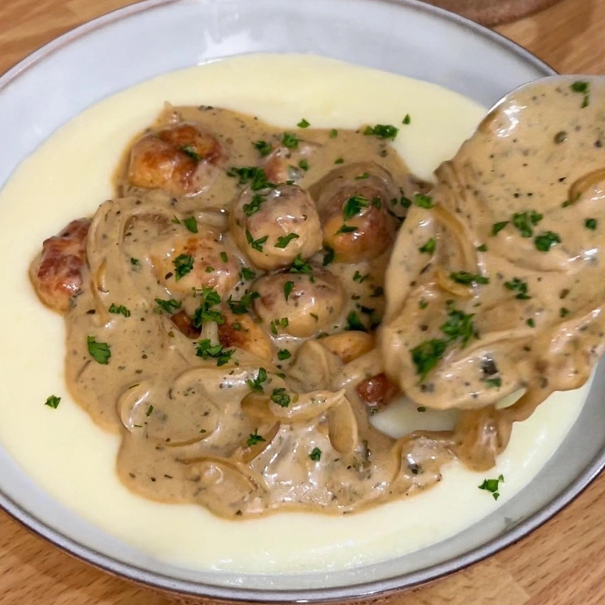 Photo de Recette Boulettes de viande à la sauce crémeuse avec purée de pommes de terre